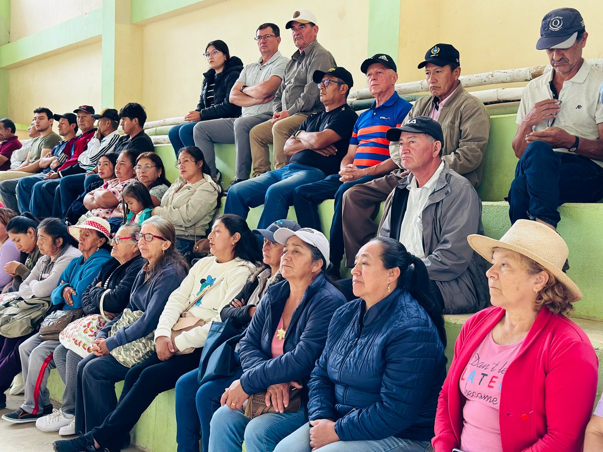 Agricultura_CZ7's tweet photo. #Loja | En la parroquia #Changaimina, 39 productores de café y maíz duro fortalecen su producción con la entrega de kits tecnológicos por parte del MAGP. 🌱
Esta iniciativa impulsa la productividad, reduce costos y mejora el rendimiento por hectárea.
#ElNuevoEcuador 👩‍🌾👨‍🌾🌱 https://t.co/jLs8tHBRgw