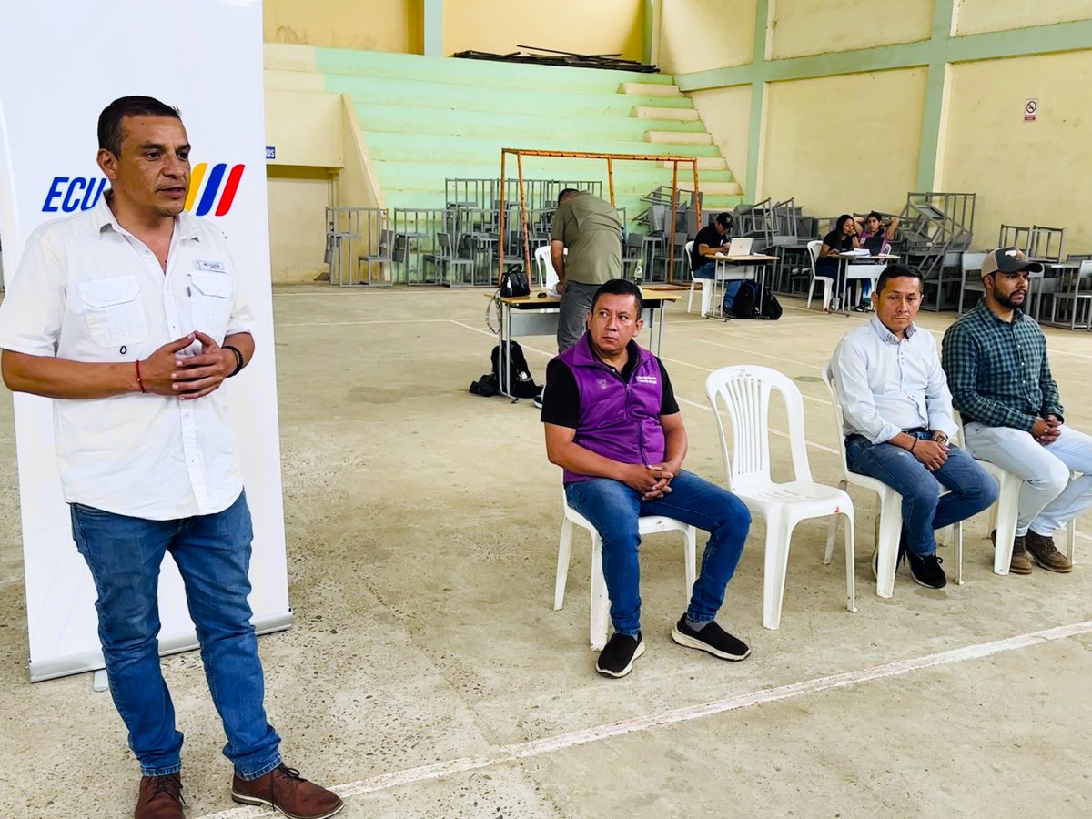 Agricultura_CZ7's tweet photo. #Loja | En la parroquia #Changaimina, 39 productores de café y maíz duro fortalecen su producción con la entrega de kits tecnológicos por parte del MAGP. 🌱
Esta iniciativa impulsa la productividad, reduce costos y mejora el rendimiento por hectárea.
#ElNuevoEcuador 👩‍🌾👨‍🌾🌱 https://t.co/jLs8tHBRgw