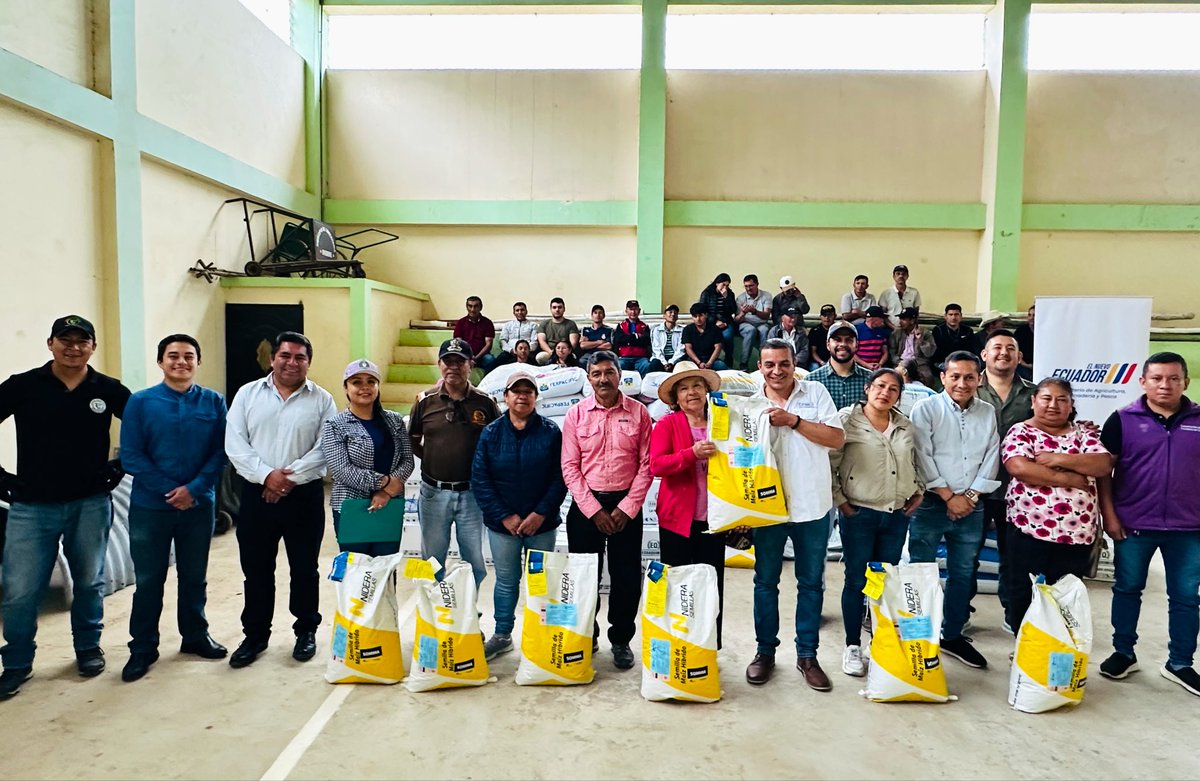 Agricultura_CZ7's tweet photo. #Loja | En la parroquia #Changaimina, 39 productores de café y maíz duro fortalecen su producción con la entrega de kits tecnológicos por parte del MAGP. 🌱
Esta iniciativa impulsa la productividad, reduce costos y mejora el rendimiento por hectárea.
#ElNuevoEcuador 👩‍🌾👨‍🌾🌱 https://t.co/jLs8tHBRgw