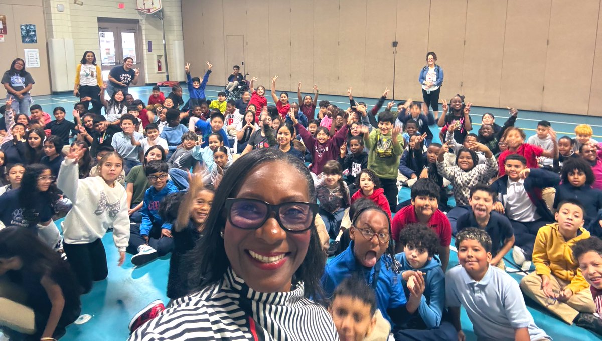 O_L_Mayers's tweet image. @hearnehusky celebrated #ReadAcrossAmerica Day by turning pages and igniting possibilities. When our students read, they build confidence, character, and the courage to lead. Grateful to @Whit0221 for spending time with us and helping champion a love of reading across @AliefISD.