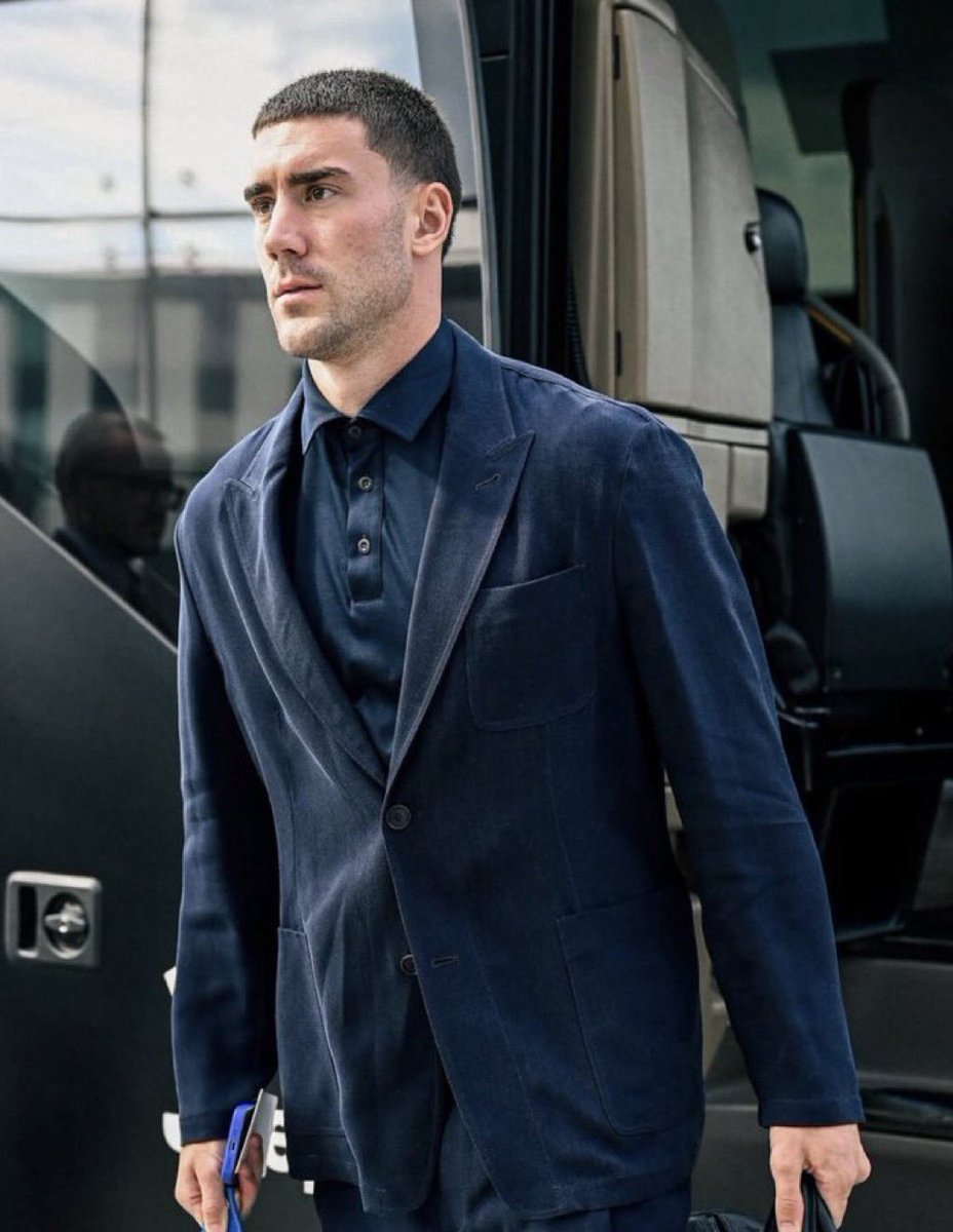 Existe la posibilidad de que la renovación de #Vlahovic sea de solo un año por una cifra al salario de Yildiz, más 2M de € en incentivos. Esto le da al serbio la oportunidad de activar su mercado y permite a la #Juve reducir los costos para la próxima temporada

[ <a href="/dariopelle3/">Dario Pellegrini</a> ]