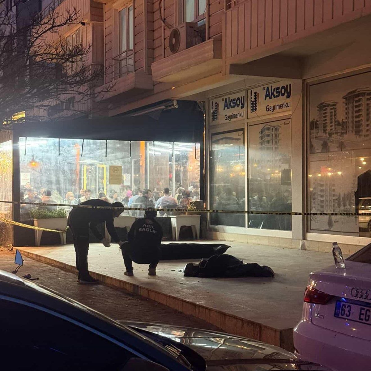 alpklnctr's tweet photo. Artık her şey o kadar normal gelmeye başladı ki, kimse hiçbir duyguyu hissedip tepki dahi veremiyor. Yan tarafta birisi intihar edip kendisini balkondan aşağı atarak ölüyor; diğer yanda ise insanlar yemek yiyip iftar yapıyor. Vallahi benim boğazımdan bir lokma geçmezdi şu durumda. Bizler hangi ara bu kadar duygusuz ve insanlıktan uzak olduk? Allah sonumuzu ıslah etsin.