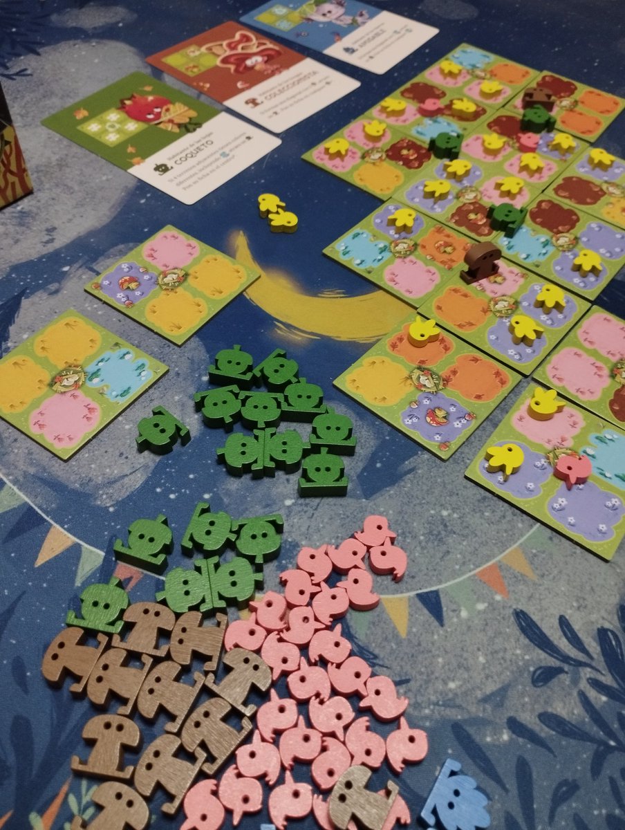 zombimeeple's tweet photo. Jugando a Bajo las Hojas y llenando el tapete de vida 🐝🐝🐝 #juegosdemesa #rocketlemon #bajolashojas https://t.co/C5ssQR5kk2