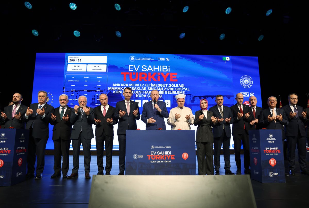 RTErdogan's tweet photo. 500 Bin Sosyal Konut Projemiz kapsamında kurasını çektiğimiz 31 bin 73 konutun Ankara’mız ve ülkemiz için hayırlı, uğurlu olmasını diliyorum.    

Deprem bölgemizde bu sene içinde, Ankara’mız dâhil diğer şehirlerimizde ise önümüzdeki yılın Mart ayından itibaren tamamlayıp teslim edeceğimiz bu hanelerde hak sahibi kardeşlerimizin şimdiden sağlıkla, huzurla, ağız tadıyla oturmasını Rabb’imden niyaz ediyorum.

500 Bin Sosyal Konut Projemizde sadece bina yapmıyoruz.

Değerlerimizi ve kültürümüzü tüm renkleriyle yaşatacak mahalleler de inşa ediyoruz.

İçinde çocuklarımızın neşeyle oynayacağı, gençlerimizin spor yapacağı, yaşlılarımızın sağlık hizmeti alacağı ve vatandaşlarımızın misafirlerini ağırlayacağı mahalle konaklarımızı da şehirlerimize kazandırıyoruz.

Bunlar da ülkemize, milletimize hayırlı olsun…