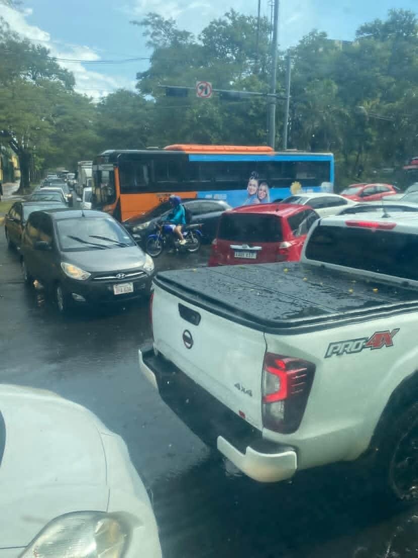 Una vez más, llueven 15 minutos y colapsa la ciudad. Raudales por todos lados y ni los semáforos funcionan. ¿Existe un asunceno que quiera cinco años más de esto?