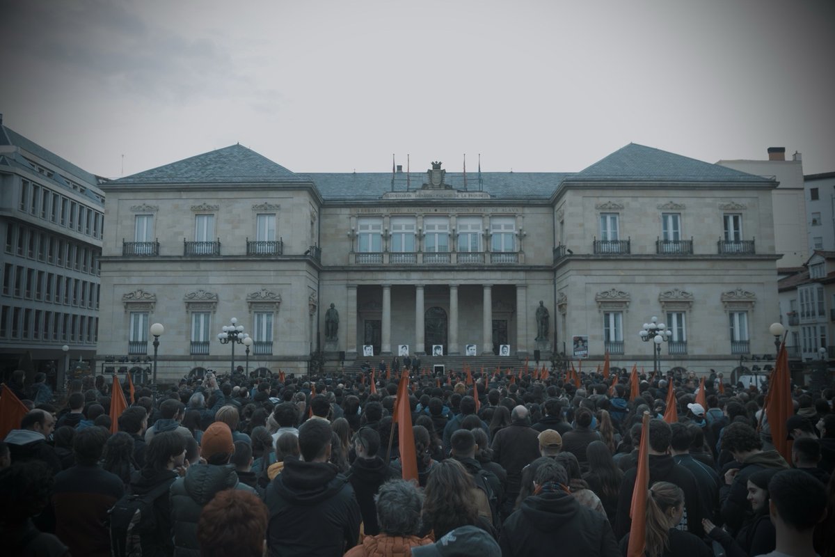 GedarLangileKZ's tweet photo. 🔴 Martxoaren 3aren 50. urteurrena Gasteizen

Arratsaldeko mobilizazioen barruan, Bloke Sozialista izan da Iparraldetik Probintzia Plazaraino. 

Argazki galeria, gauean https://t.co/Is94t4MHBV|en. https://t.co/3ZLiECZ3HR