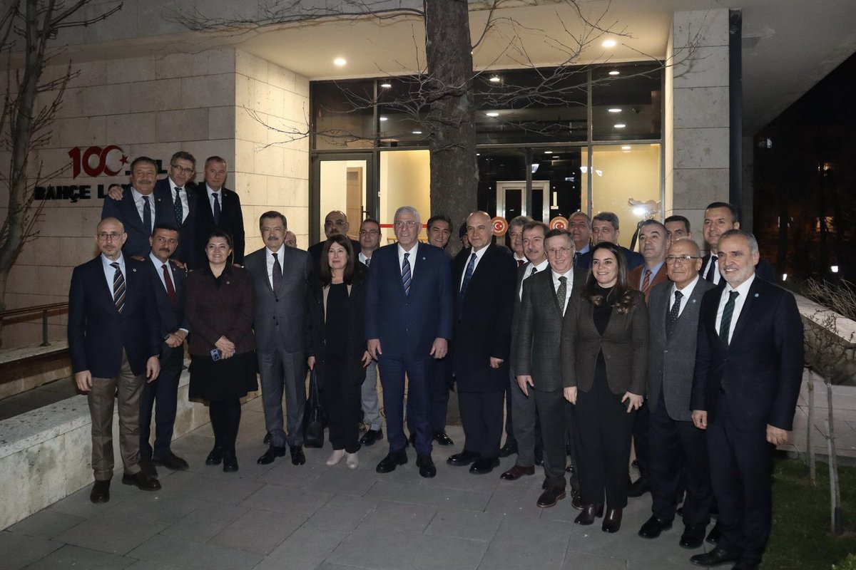 İYİ Parti, Meclis'te Erdoğan'ın da katıldığı HÜDA-PAR, DEM ve Saadet gibi partilerle beraber iftar programına katılmadı.

Bunun yerine Meclis'te 30 Milletvekili ile beraber ayrı bir iftar programı düzenledi.