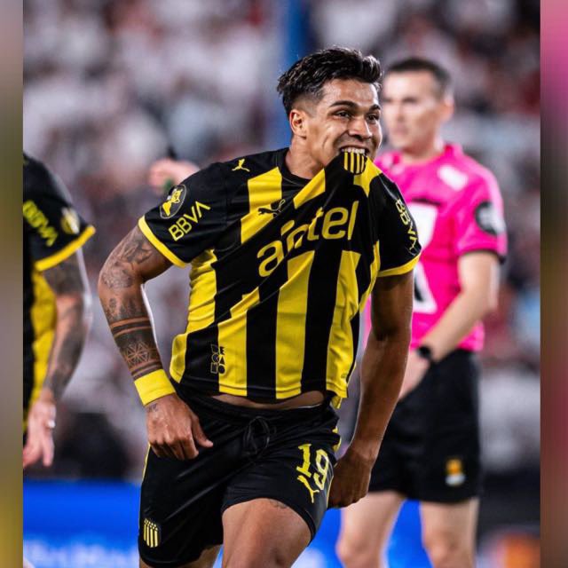 PapaXSiempre's tweet photo. Sinceramente no sé qué esperamos para darle la cinta. Juega y declara como el capitán de Peñarol https://t.co/KXKjrtgCT4