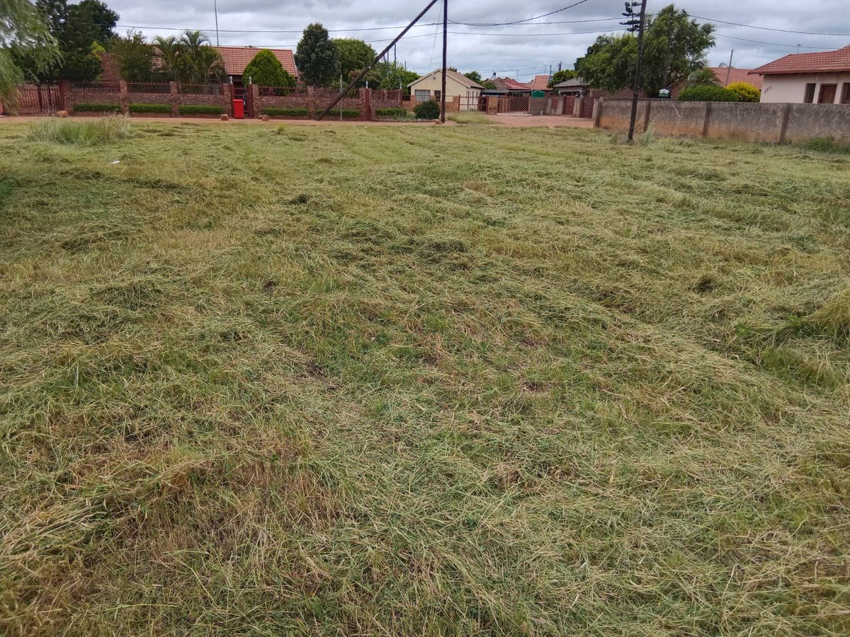LemoSebo's tweet photo. Ward 75 Dikgoro Crest – Unit D, Temba Hammanskraal
Grass cutting was successfully completed at the Dikgoro Crest park in Unit D. 🌿✂️
Keeping our public spaces clean, safe and accessible for residents, one area at a time. Service delivery in action.
#Ward75
@highlight https://t.co/LBesx2503F