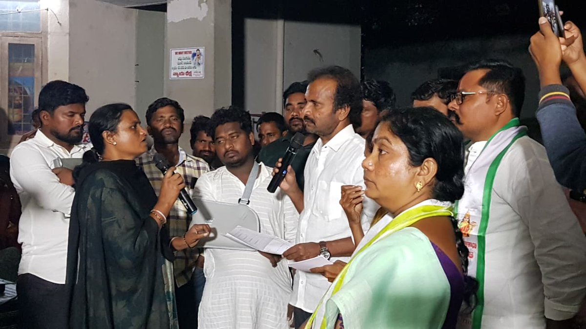 Ambedhkar331's tweet photo. *ఖమ్మం జిల్లా వెలుగుమట్ల భూదాన బాధితుల ఘోష.*

అర్థ రాత్రి సమయం లో తమ ఇళ్లకు సంబంధించిన పత్రాలు (ఇంటి పన్ను ఇతరత్రా) చూపిస్తూ, బీసీ ఎస్సీ ఎస్టీ జేఏసీ ఛైర్మన్ డా. విశారదన్ మహారాజ్ గారికి తమ గోడు వెల్లడిస్తున్న బాధితులు.
#Velugumatla
#Khammam 
#Bhoodaan
#BCSCSTJAC 
#VisharadanMaharaj