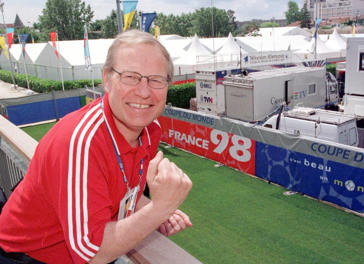 TobiasSD's tweet photo. Jeg er nok inhabil i kraft av at jeg vokste opp med Arne Scheie som barn, men for meg er han tidenes norske fotballkommentator. Aldri har jeg hørt en mer sitrende og trollbindende frase enn "...og det er folk foran mål" i sammenheng med fotballkamp på TV. https://t.co/VoiqxKWVUp