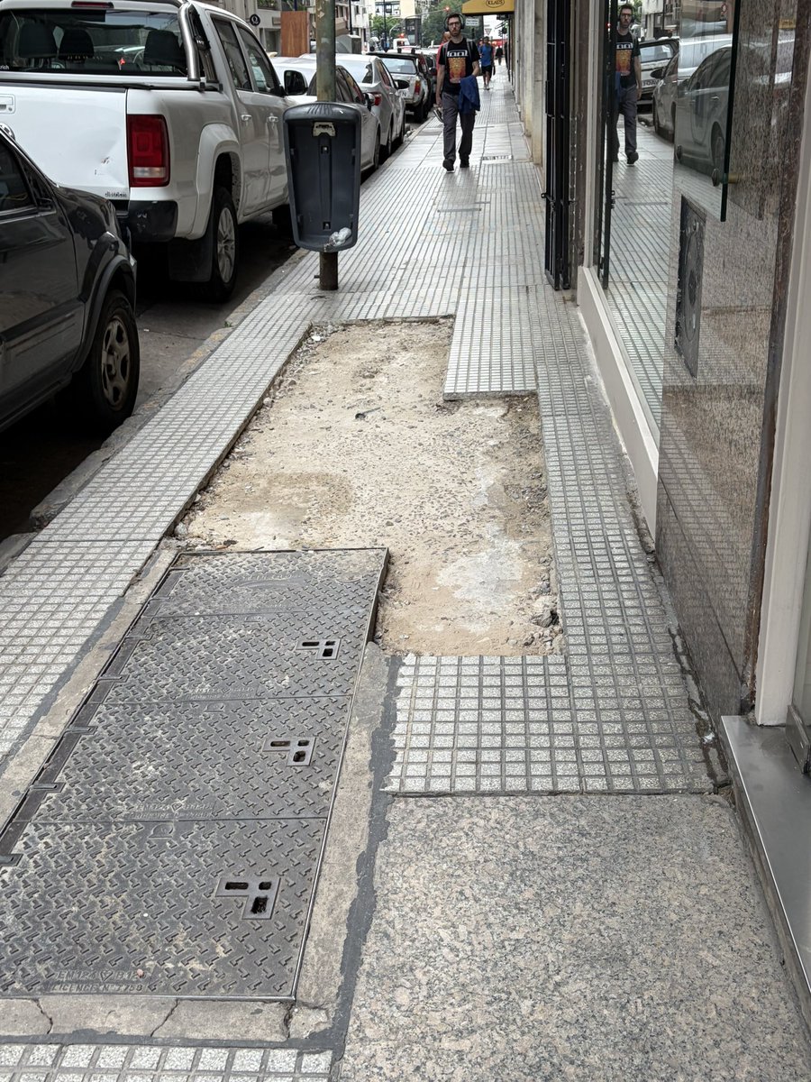 <a href="/gcba/">Buenos Aires Ciudad</a> <a href="/ibaistrocchi/">Ignacio Baistrocchi</a> Arenales 1184. Hace un mes casi que la vereda está asi. Es muy angosta, una persona mayor con carrito o silla de ruedas, no puede pasar. (Y falta el tacho para la basura) Gracias
