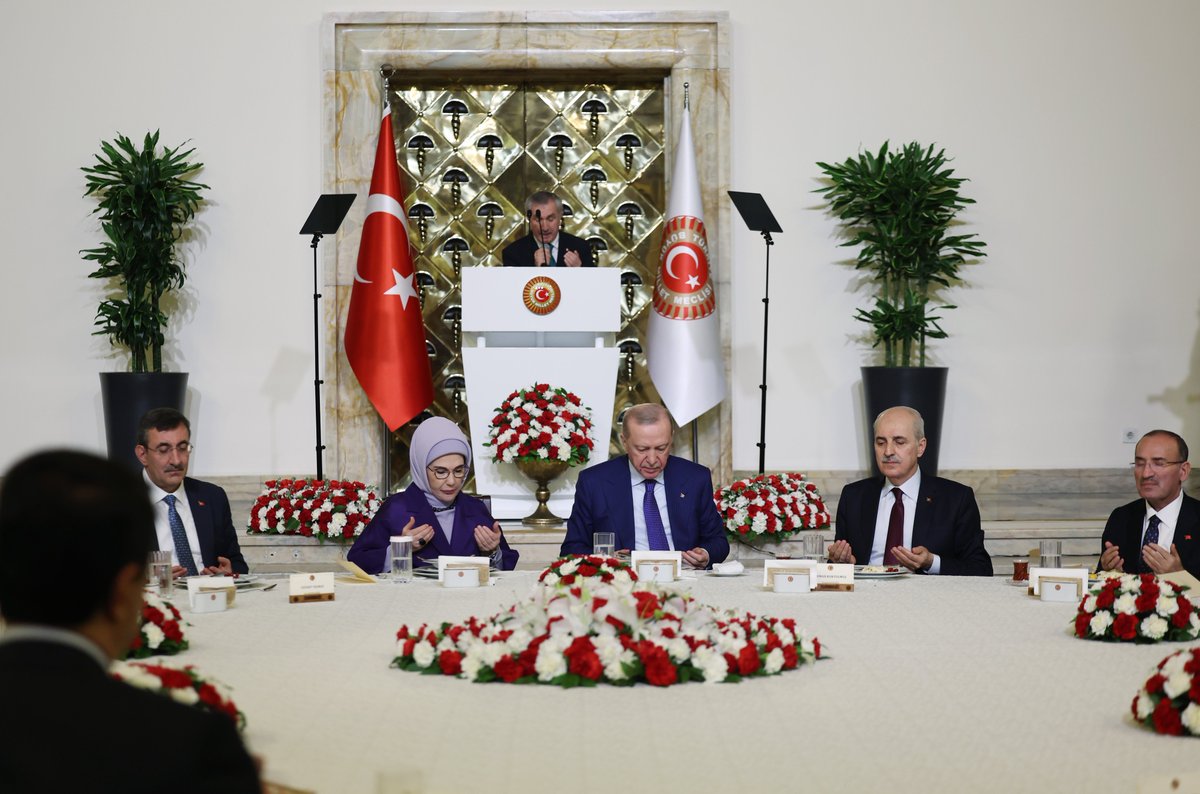 Bu akşam Türkiye Büyük Millet Meclisimizde, değerli milletvekillerimizle iftar sofrasının manevi atmosferinde bir araya gelmekten büyük memnuniyet duydum.

Bizleri bu güzel iftar sofrası etrafında buluşturduğu için Türkiye Büyük Millet Meclisi Başkanımıza ve organizasyonda emeği