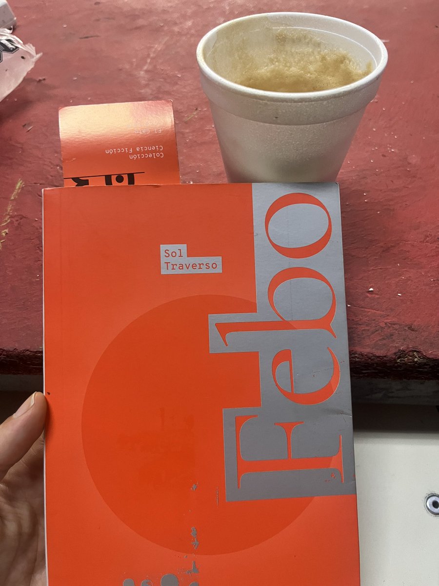 Ante último libro y termino la colección de ciencia ficción de <a href="/ElGatoyLaCaja/">El Gato y La Caja</a>. Hasta ahora este me parece el mejor, sobre todo porque transcurre en mi ciudad; Avellaneda ❤️