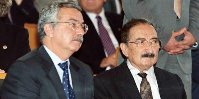 Eski Dışişleri Bakanı Şükrü Sina Gürel:

“İran’a karşı savaşa Türkiye’yi de sürüklemek isteyen ABD ve İsrail’in peşinden gitmek isteyen varsa, hıyanet içindedir! 

İran’daki Türkler, orayı kendi devletleri olarak görürler. 

Başka düşünceler MOSAD ve CIA telkinleridir! Hainlere