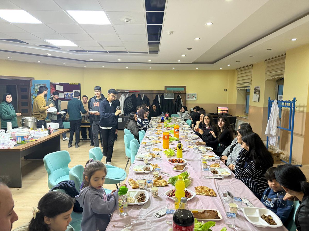 Gönül Sofrasında Buluşma: Van Anadolu Lisesi Öğretmenleri İftarda Bir Araya Geldi

Van Anadolu Lisesi idareci ve öğretmenleri, Ramazan ayının manevi atmosferinde düzenlenen iftar programında bir araya geldi.
Samimi ve sıcak bir ortamda gerçekleşen programda birlik, beraberlik ve