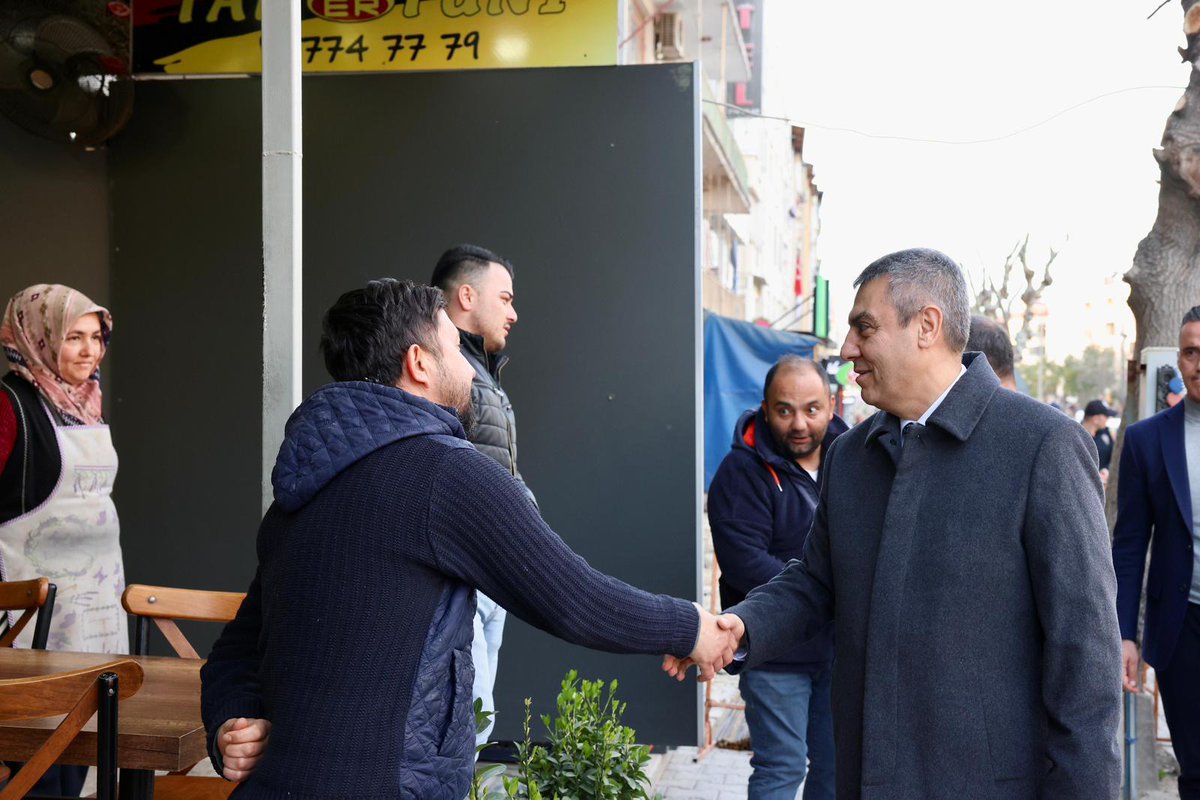 valiatillatoros's tweet photo. 📍 Mut ilçemizde iftar öncesinde kıymetli hemşehrilerimizle bir araya gelerek hâl ve hatırlarını sorduk; esnafımıza hayırlı işler, bereketli ve bol kazançlar temennisinde bulunduk.

Bu mübarek günlerin; birlik, beraberlik ve kardeşlik duygularımızı daha da pekiştirmesini diliyorum. 🇹🇷

#Mut
#Mersin