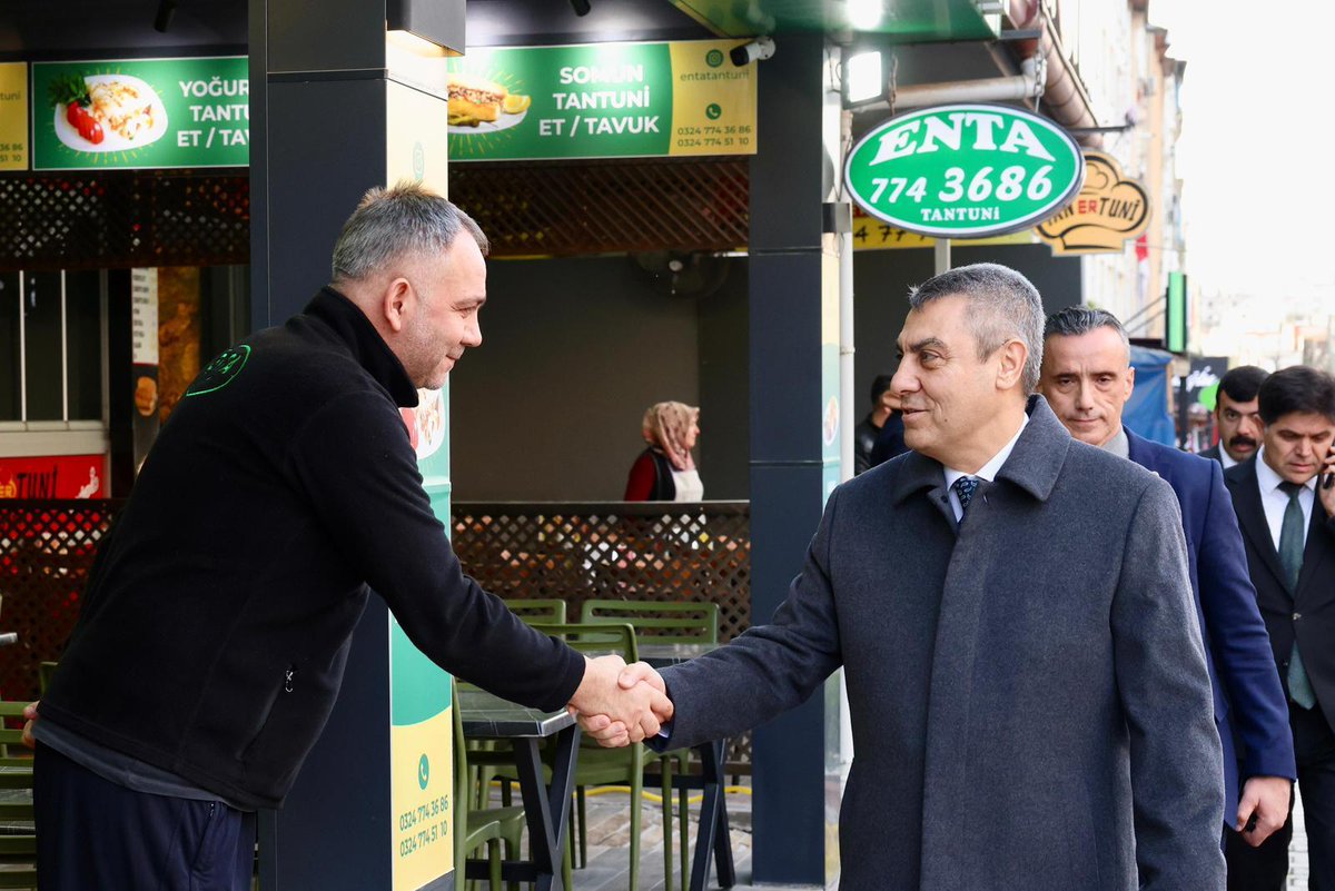 valiatillatoros's tweet photo. 📍 Mut ilçemizde iftar öncesinde kıymetli hemşehrilerimizle bir araya gelerek hâl ve hatırlarını sorduk; esnafımıza hayırlı işler, bereketli ve bol kazançlar temennisinde bulunduk.

Bu mübarek günlerin; birlik, beraberlik ve kardeşlik duygularımızı daha da pekiştirmesini diliyorum. 🇹🇷

#Mut
#Mersin