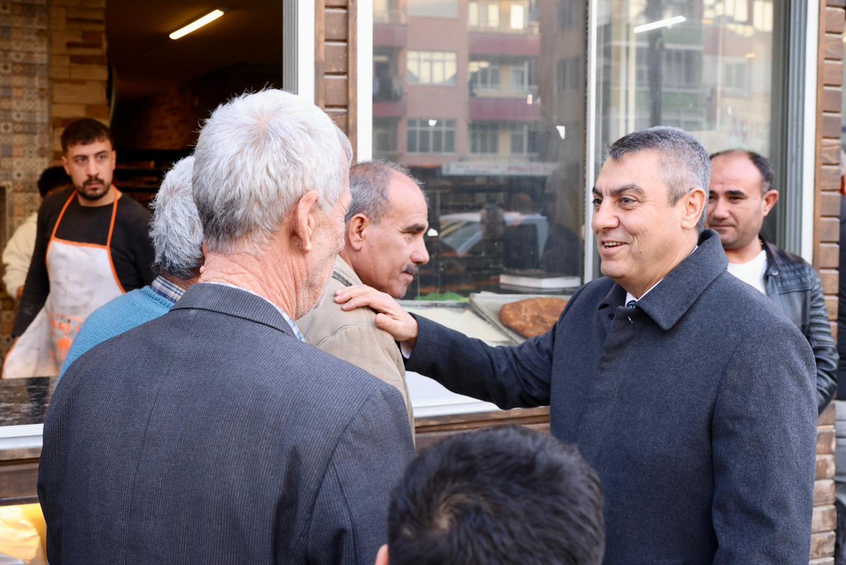 valiatillatoros's tweet photo. 📍 Mut ilçemizde iftar öncesinde kıymetli hemşehrilerimizle bir araya gelerek hâl ve hatırlarını sorduk; esnafımıza hayırlı işler, bereketli ve bol kazançlar temennisinde bulunduk.

Bu mübarek günlerin; birlik, beraberlik ve kardeşlik duygularımızı daha da pekiştirmesini diliyorum. 🇹🇷

#Mut
#Mersin