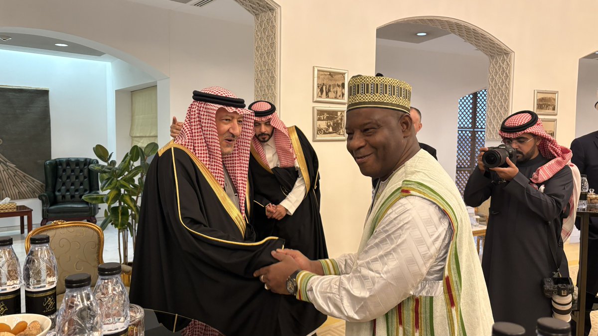 EmbassyMLKSA's tweet photo. #Riyadh, 03 mars 2026

Son Excellence Monsieur Ibrahima Dahirou DEMBÉLÉ, Ambassadeur de la République du #Mali🇲🇱 à #Riyadh participe, accompagné de Son Excellence Monsieur Tidiani TRAORÉ, Ambassadeur adjoint au déjeuner Iftar annuel qu’organise le Ministère saoudien des affaires étrangères  pendant le #Ramadan à l’honneur des Chefs des missions diplomatiques accréditées en Arabie Saoudite. 

Le Vice Ministre saoudien des affaires étrangères, Son Excellence l’Ingénieur Waleed ELKHEREIJI, représentant du Ministre saoudien des affaires étrangères était à l’accueil des diplomates venus massivement répondre à l’invitation.

Cellule de communication - Riyadh