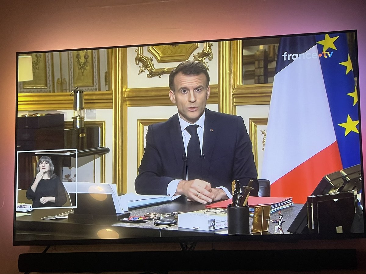 benjournalist's tweet photo. Déclaration d’Emmanuel #Macron : décor chargé de symboles.
Sur le bureau: Pablo Neruda (Résidence sur la terre) et un soldat napoléonien.
Le drapeau français plus en vue que l’européen.
Puis l’annonce : envoi du Charles de Gaulle en Méditerranée. https://t.co/LRMDsetm2m