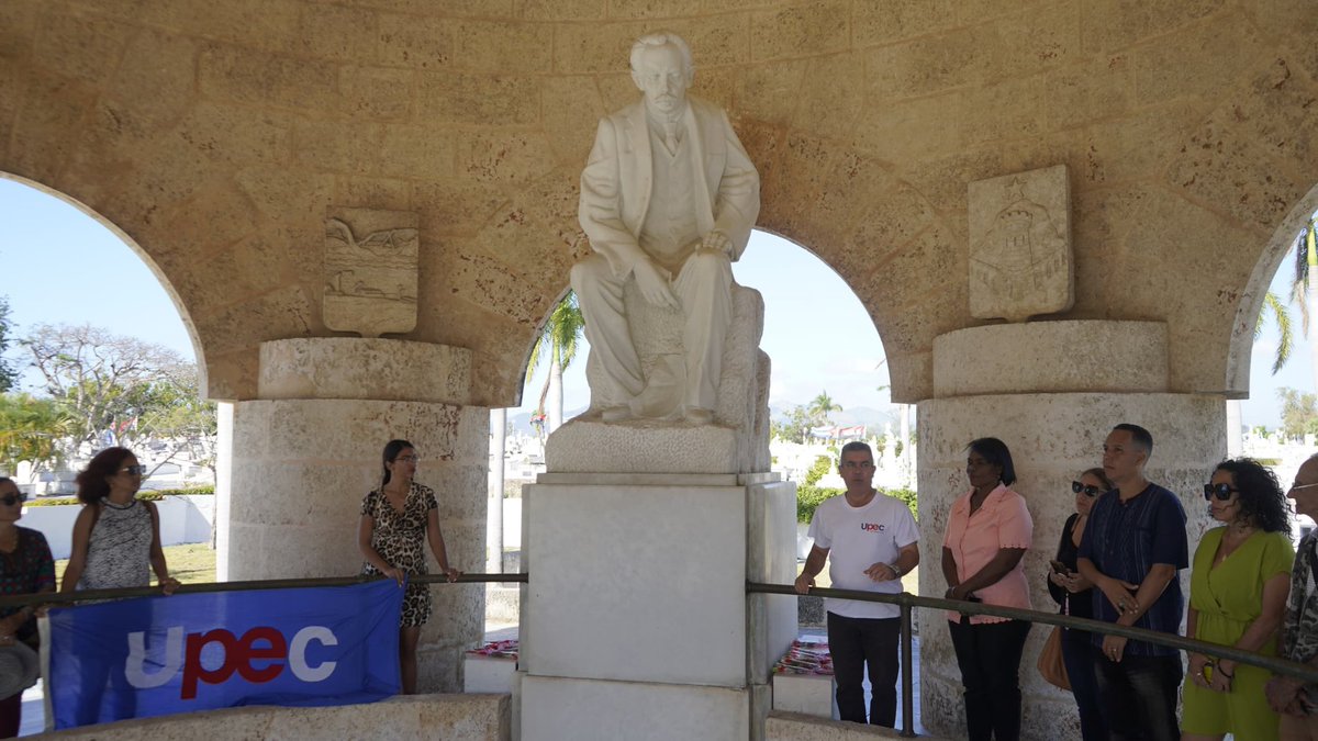 Con el homenaje a nuestro Héroe Nacional José Martí y al líder histórico de la Revolución Cubana, Comandante en Jefe #Fidel Castro Ruz, comenzó en #SantiagoDeCuba la jornada por el Día de la Prensa Cubana.
¡Muchas felicidades! 
#100AñosConFidel