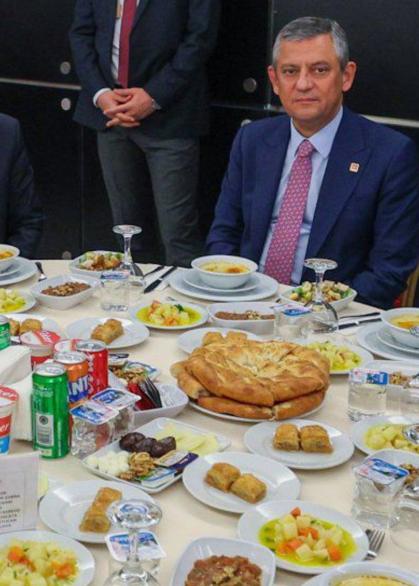 Bu..
Anasını sattığımın kameraları
Hep otellerde 
"ÇORBA DÖKÜLMESİN"
diye kapatılyor..

Ama..
Normal mekanda..
çorbanın dökülme ihtimali birden ortadan kalkıyor..🙄

Bütün kameralar açık 
Vaziyette çorba içilebiliyor..

Bu ülkede..
CHP seçmeni olacaksın..
Dünya sana güzel 😂