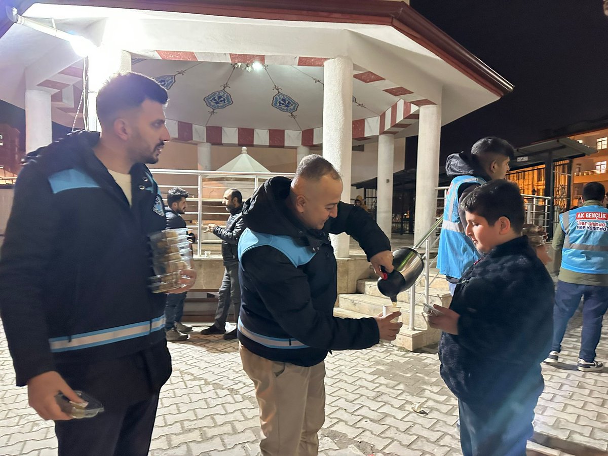 akgencbttlgzi's tweet photo. Battalgazi Belediyesi Gençlik ve Spor Hizmetleri Müdürlüğümüz ile birlikte Abdulhalik Gücdevani Camii’nde teravih namazımızı eda ettikten sonra sıcak ikramlarda bulunduk.

Rabbim birliğimizi ve beraberliğimizi daim eylesin, Ramazan’ın bereketi gönüllerimizden eksik olmasın. 🌙 https://t.co/5T5KvNikF5
