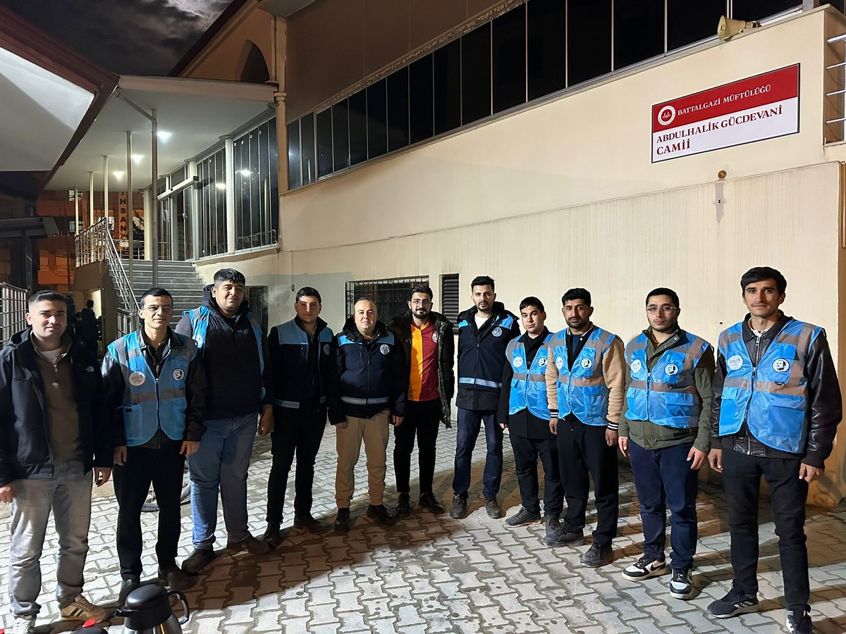 akgencbttlgzi's tweet photo. Battalgazi Belediyesi Gençlik ve Spor Hizmetleri Müdürlüğümüz ile birlikte Abdulhalik Gücdevani Camii’nde teravih namazımızı eda ettikten sonra sıcak ikramlarda bulunduk.

Rabbim birliğimizi ve beraberliğimizi daim eylesin, Ramazan’ın bereketi gönüllerimizden eksik olmasın. 🌙 https://t.co/5T5KvNikF5