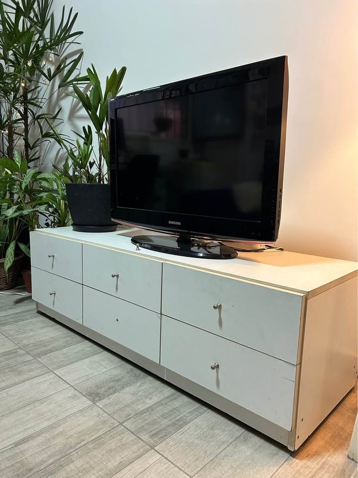 ‼️VENDO REMATO MUEBLE TIPO CAJONERA, RACK TV, CÓMODA PARA RETIRAR ESTA SEMANA!!!

-Mdf laminado blanco
-Largo: 137 cm
-Alto: 42 cm
-Profundidad: 37 cm
-6 cajones con rieles que corren perfectos
-Se retira por Colegiales,CABA
-Envío a cargo del comprador
-Solo el mueble
-$75.000
