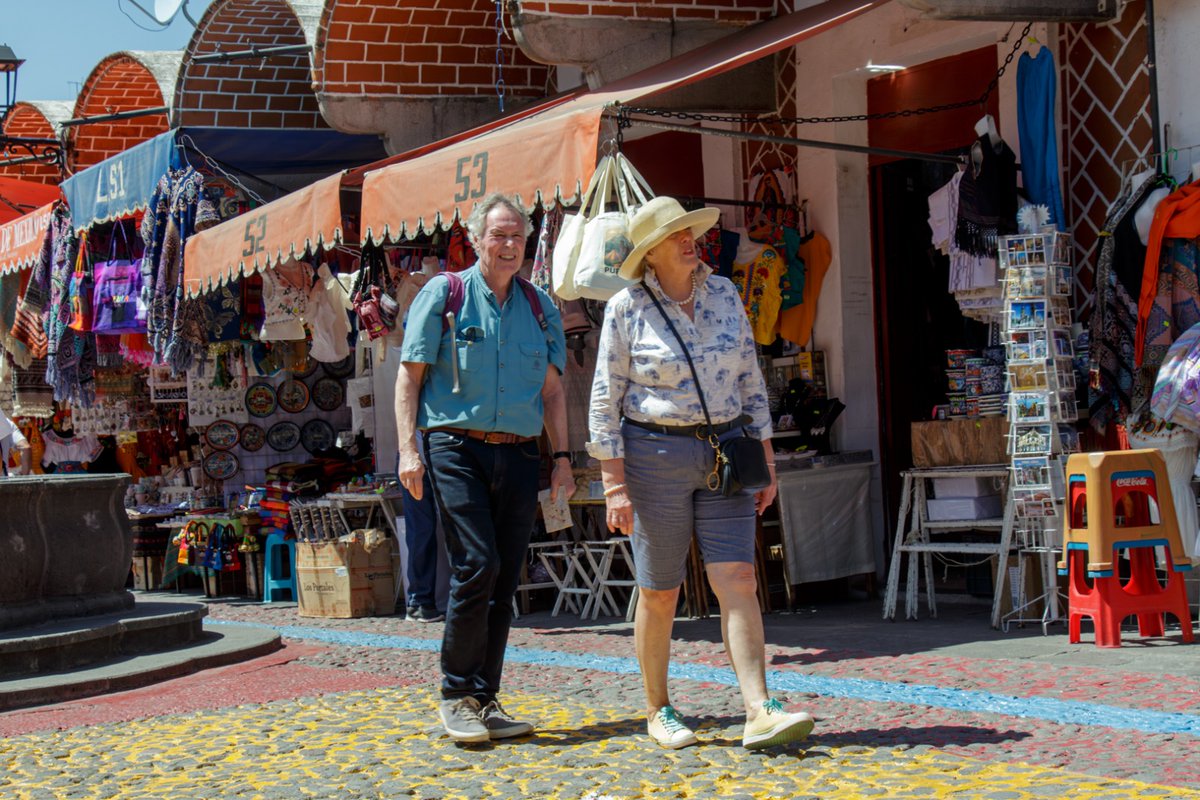 VisitaPuebla's tweet photo. Visitantes internacionales recorren El Parián y Zócalo, en el Centro Histórico de la Ciudad de #Puebla. 
La tranquilidad se respira en cada espacio.
#VisitaPuebla #travel https://t.co/RUqWrjBpmw