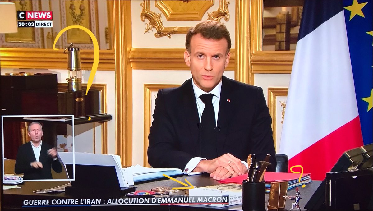 Pendant son allocution de ce soir sur la guerre contre l’Iran depuis l’Élysée, #Macron a placé bien en vue sur son bureau le livre Résidence sur la terre du marxiste léniniste Pablo Neruda, à côté d’un petit soldat de plomb en pleine pose de tir.  

➡️Ce recueil très très très