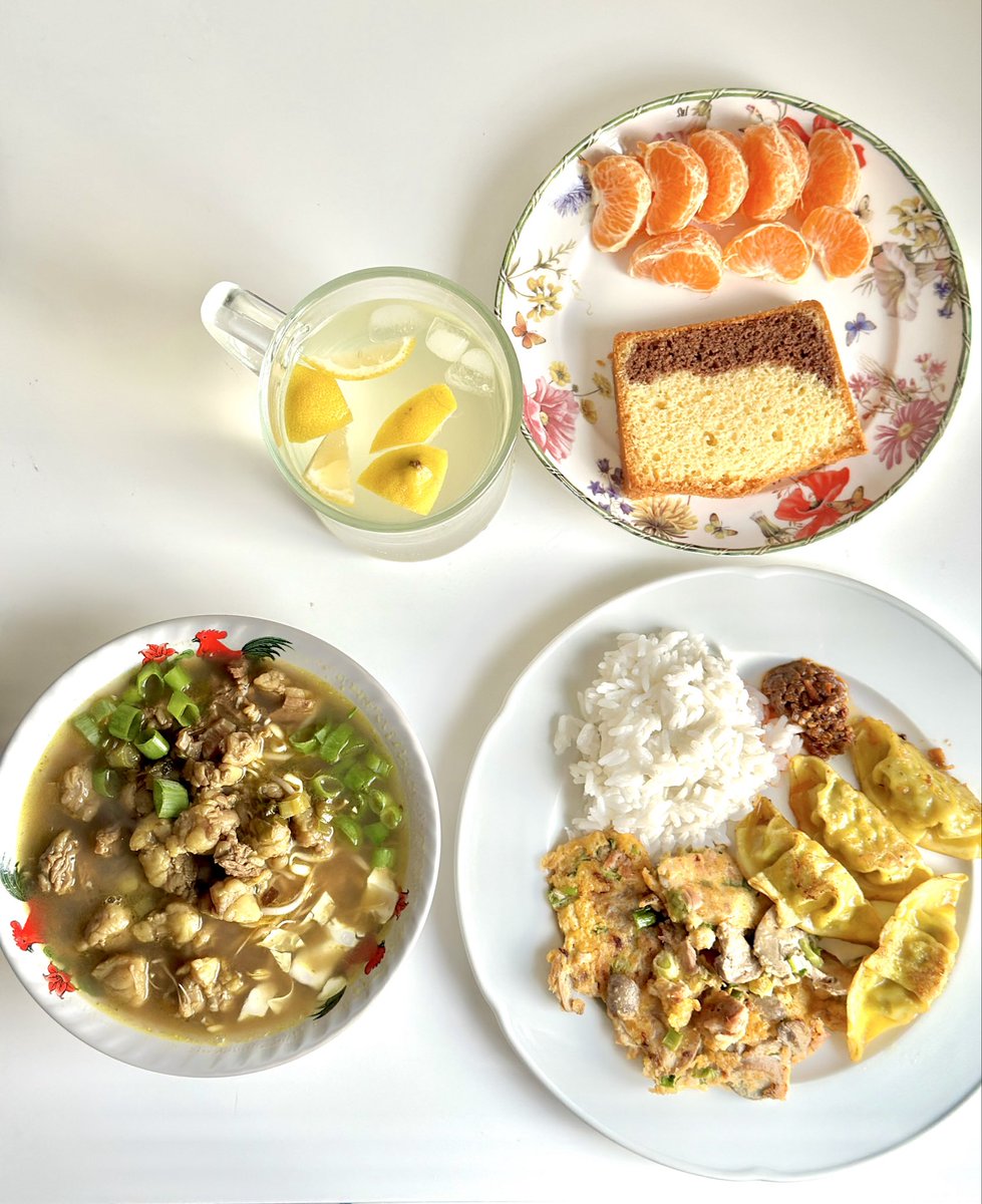Denald's tweet image. Buka puasa hari ini :

- Soto madura yang berlimpah gajih2 tak sehat tapi lejat plus tauge &amp;amp; gobis.
- Omelet jamur + tuna
- Gyoza ayam
- Es air kelapa + lemon
- Jeruk
- Marble cake

Hari ini cuaca cerah ceria di Belanda. Bikin hati gembira. Buka puasa pun jadi bahagia #Rhyme 😆