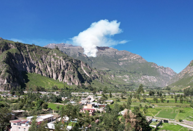 COENPeru's tweet photo. Esta mañana inició un #IncendioForestal en el anexo de Yumasca, distrito #Alca, provincia La Unión (Arequipa), que afecta la cobertura natural. Personal municipal del área de Gestión del Riesgo de Desastres (GRD) y Seguridad Ciudadana coordinan la atención de la emergencia. Fuego sigue activo.