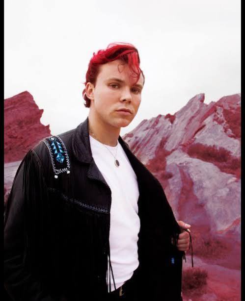 red hair Ashton <3 that’s it that’s the tweet