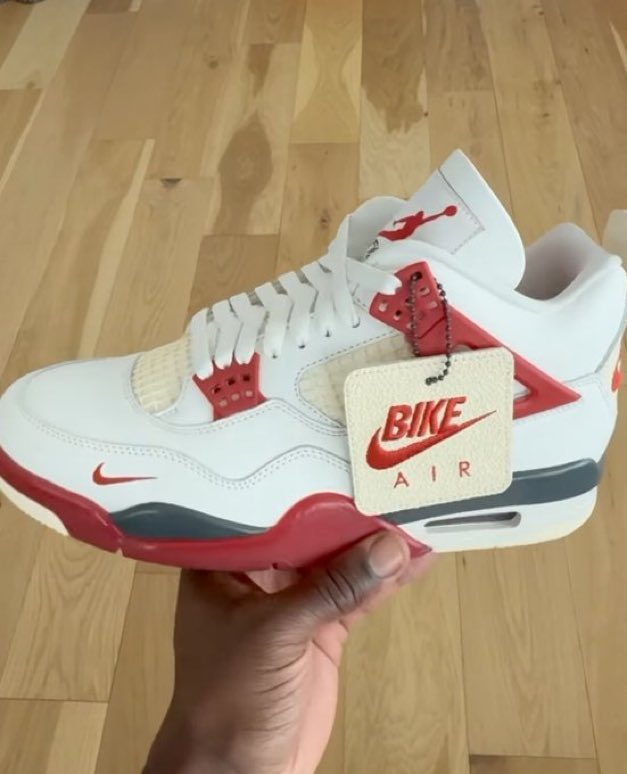 SNKR_TWITR tweet media