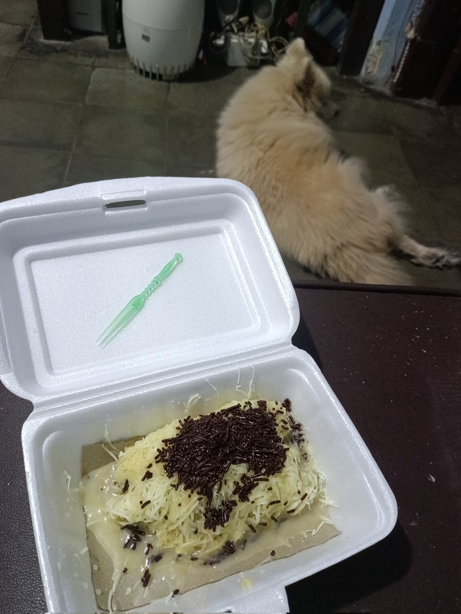 Gini hari laper n mendadak ngidam pisangnya Saras. Rencana mo makan di sono, ternyata dah mo tutup. Selama puasa yg biasanya 24 jam jadi buka jam 16:00 - 2:00.