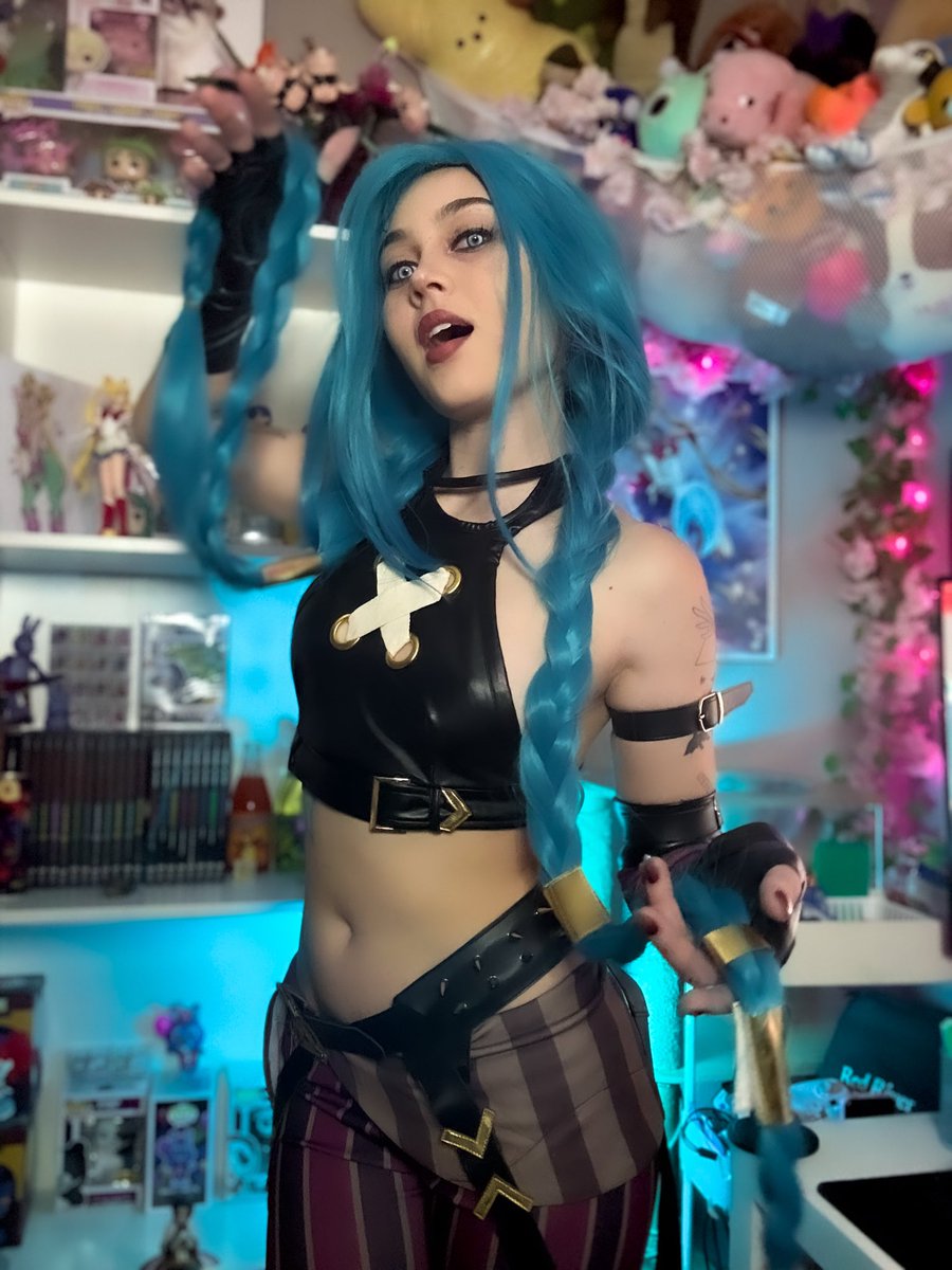 ottercosplayss's tweet photo. Zaun’s favorite problem child 💙💣

#Arcane #Jinx #Cosplay #LeagueOfLegends #ArcaneCosplay https://t.co/NIquqeJKji