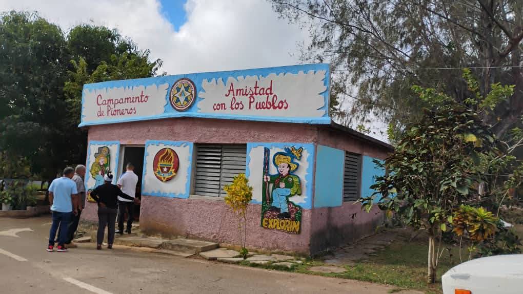 rlicea_mojena's tweet photo. Hoy recorrimos instituciones sociales del territorio, que se encuentran en procesos inversionistas, Hogar de Ancianos "Francisca Navia"  Sala de Nefrología del Hospital "Héroes del Baire" y el Centro de Exploradores "Amistad Con los Pueblos" #IslaDeLaJuventud #SentirPinero #Cuba https://t.co/Hl1VlJChog