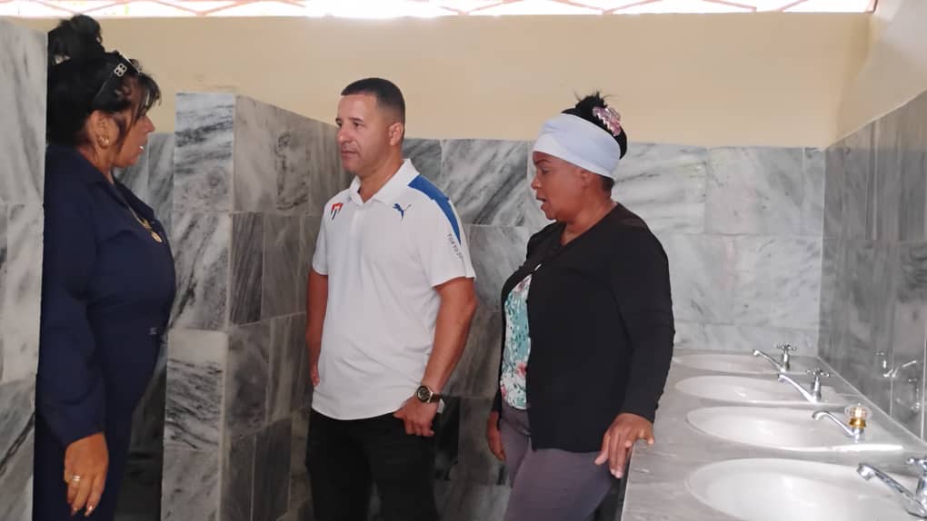 rlicea_mojena's tweet photo. Hoy recorrimos instituciones sociales del territorio, que se encuentran en procesos inversionistas, Hogar de Ancianos "Francisca Navia"  Sala de Nefrología del Hospital "Héroes del Baire" y el Centro de Exploradores "Amistad Con los Pueblos" #IslaDeLaJuventud #SentirPinero #Cuba https://t.co/Hl1VlJChog