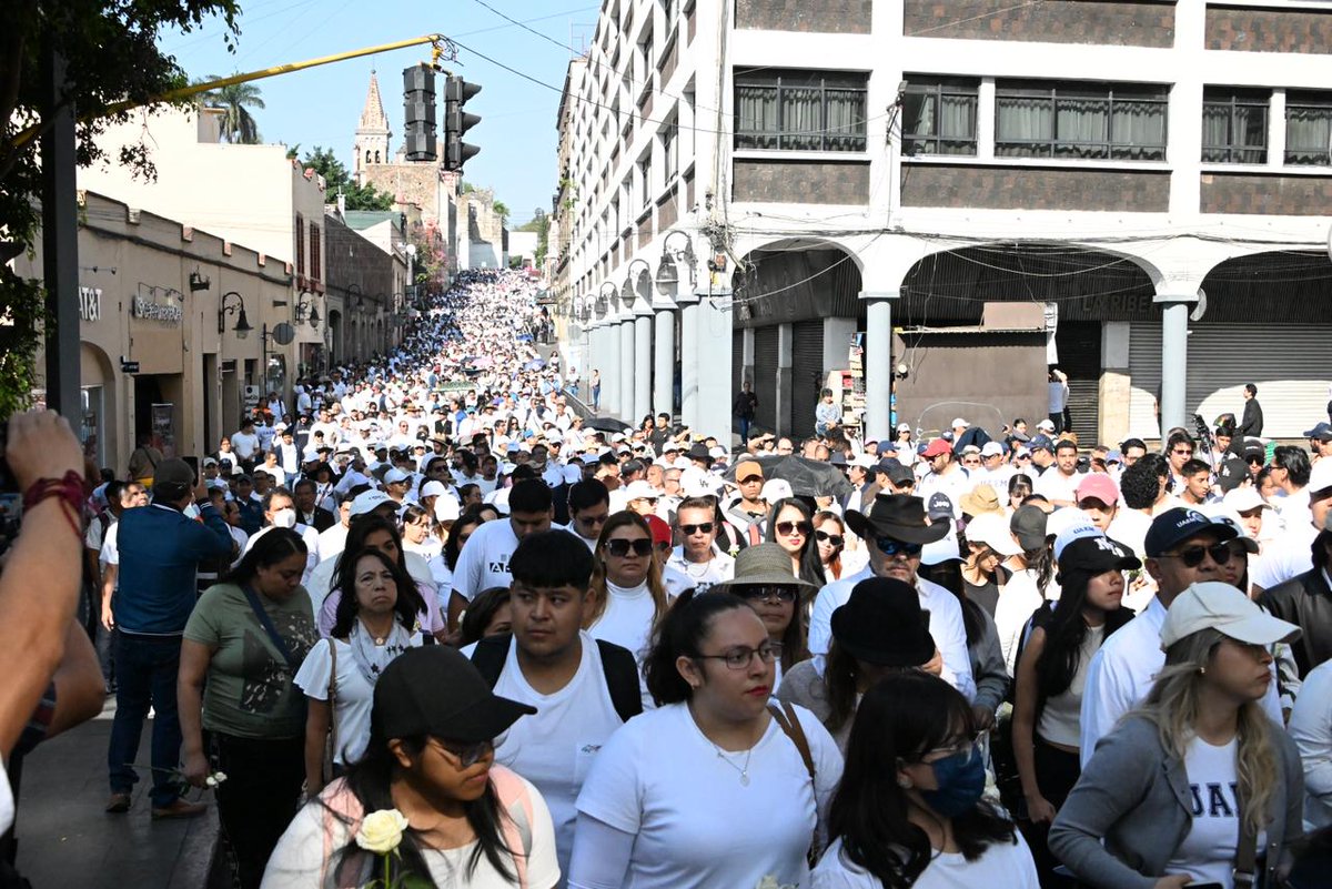 prensauaem's tweet photo. #BOLETIN Se manifiesta de forma pacífica comunidad universitaria en exigencia de justicia. #UAEM #SomosUAEM @uaemorelos https://t.co/xiN8QxoE6Y