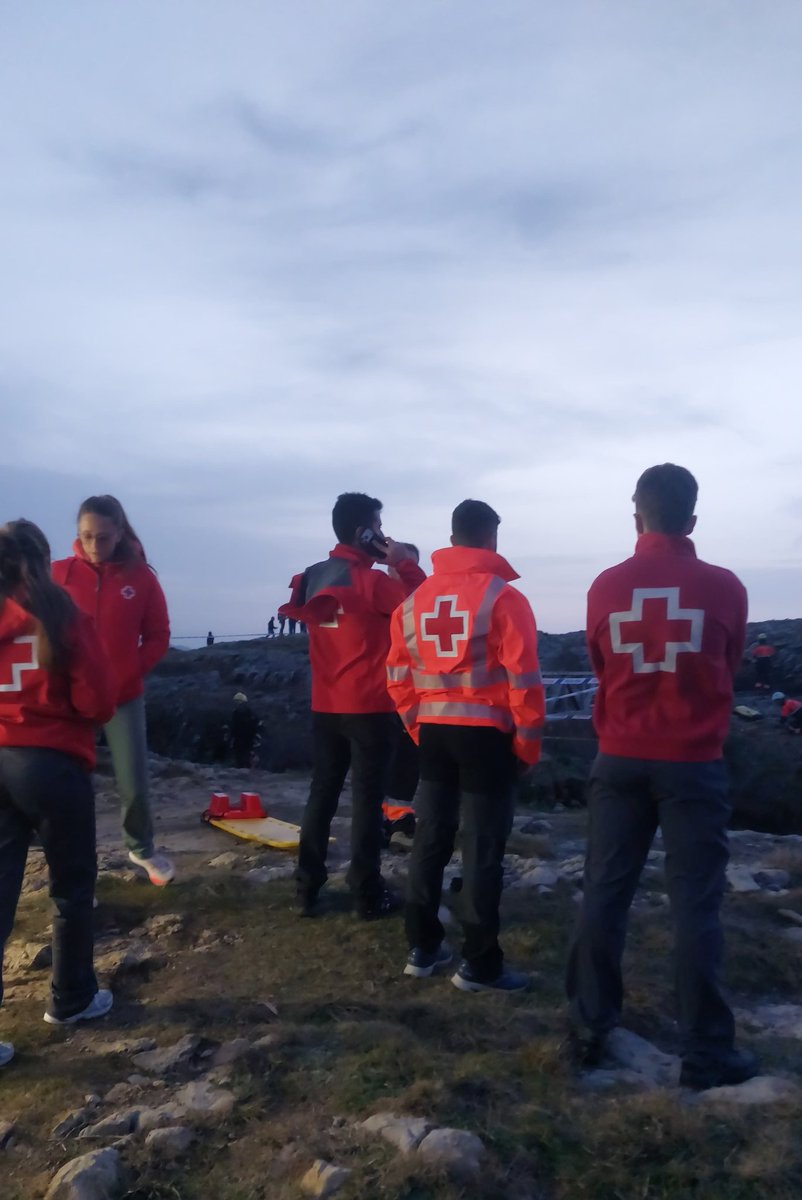 CRECantabria's tweet photo. Movilizamos Equipo de Intervención Psicosocial y Apoyo Logistico para apoyar el operativo de rescate y respuesta tras la caída de varios jóvenes al mar en la zona de El Bocal (Santander). https://t.co/K0ugn3gDPu