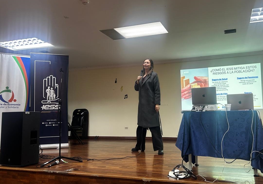 IESSPichincha's tweet photo. #IESSteInforma | El equipo de promotores del @IESSPichincha dictó un taller a los afiliados de la Cámara de Economía Popular y Solidaria (CAEPS) para fortalecer sus conocimientos sobre:

✍🏻 Servicios, beneficios y diferentes modalidades de la afiliación voluntaria.
💰 Aportes patronales y personales: cálculo y cumplimiento.
🩺 Beneficios de salud, pensiones y riesgos de trabajo.
✅Procesos de control y fiscalización del @IESSec.

Fortalecemos nuestra gestión para proteger el presente y el futuro de más familias. 👨👨👧👦
