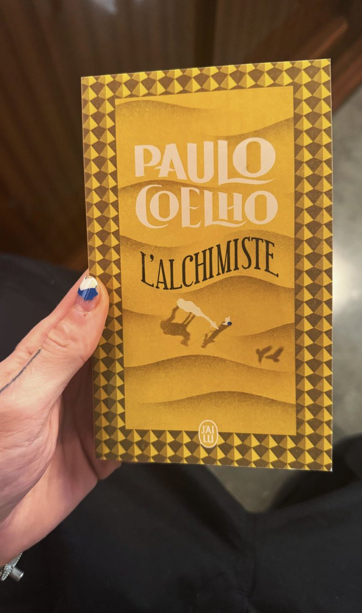 mgkbroficial's tweet image. Alô, @umusicbrasil… você precisa fazer esse encontro acontecer! 

Machine Gun Kelly mostra seu exemplar de o Alquimista de Paulo Coelho no Instagram Stories. 

#XX #EST4life