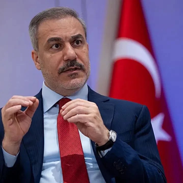 Yazar Erol Mütercimler:

“Şu anda bu ortamda Hakan Fidan gibi yüksek bilgi birikimli birinin dışişleri bakanı olması bizim için şans.

İyi ki Ahmet Davutoğlu gibi biri yok şu anda.”