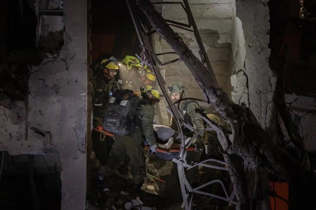 AESAlerteoppu's tweet photo. 🇮🇷🇮🇱⚡ ALERTE INFO – Les images quotidiennes révèlent les conséquences d'intenses frappes de missiles iraniens sur Tel-Aviv et de multiples zones occupées, montrant une destruction généralisée des bâtiments, des infrastructures et des rues. https://t.co/QpthRKd3hU