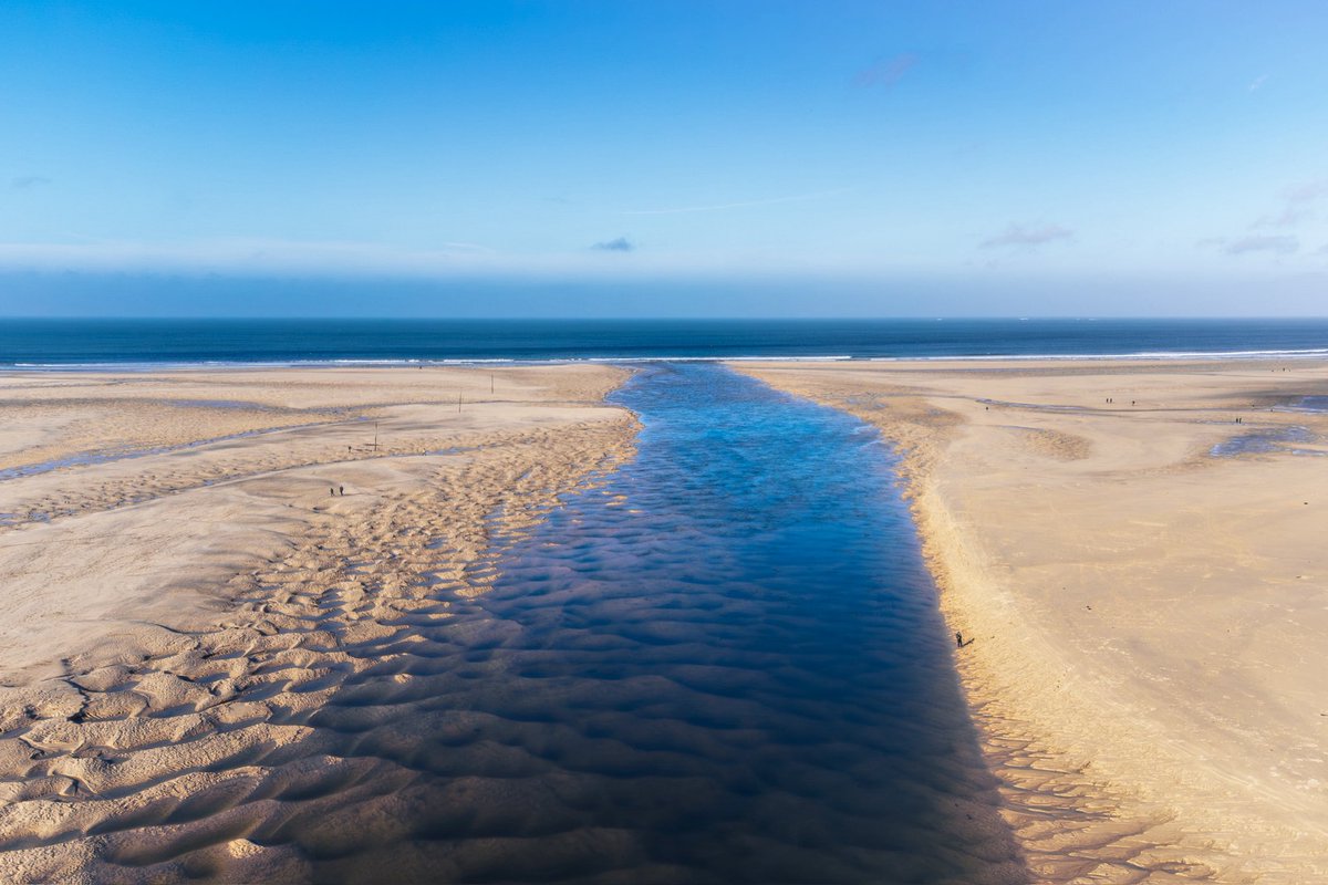 Cornwalloncam's tweet photo. At low tide the Hayle River slowly threads its way across the sand, reshaping the beach hour by hour before slipping back into the Atlantic
#cornwall #photography #dronephotography #djimini2 https://t.co/UAS9AywjDD