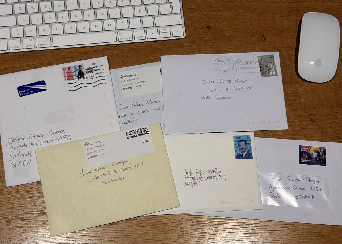 JaimeObregon's tweet photo. ¡Mirad qué bellísima sorpresa al abrir hoy el buzón! 🥰

Hace unos días publiqué aquí mi dirección y una promesa: si me escribes una carta de tu puño y letra, yo te responderé igual.

¿Por qué? Por una actitud ante la acelerada e inevitable tecnificación del mundo:

Destinar el tiempo que las máquinas nos ahorran a ser 𝒎𝒂́𝒔 𝒉𝒖𝒎𝒂𝒏𝒐𝒔.

Voy a paladear cada palabra escrita. Y aunque tardaré un poco, contestaré a cada una. ❤️
 ¡Gracias de corazón! ☺️
