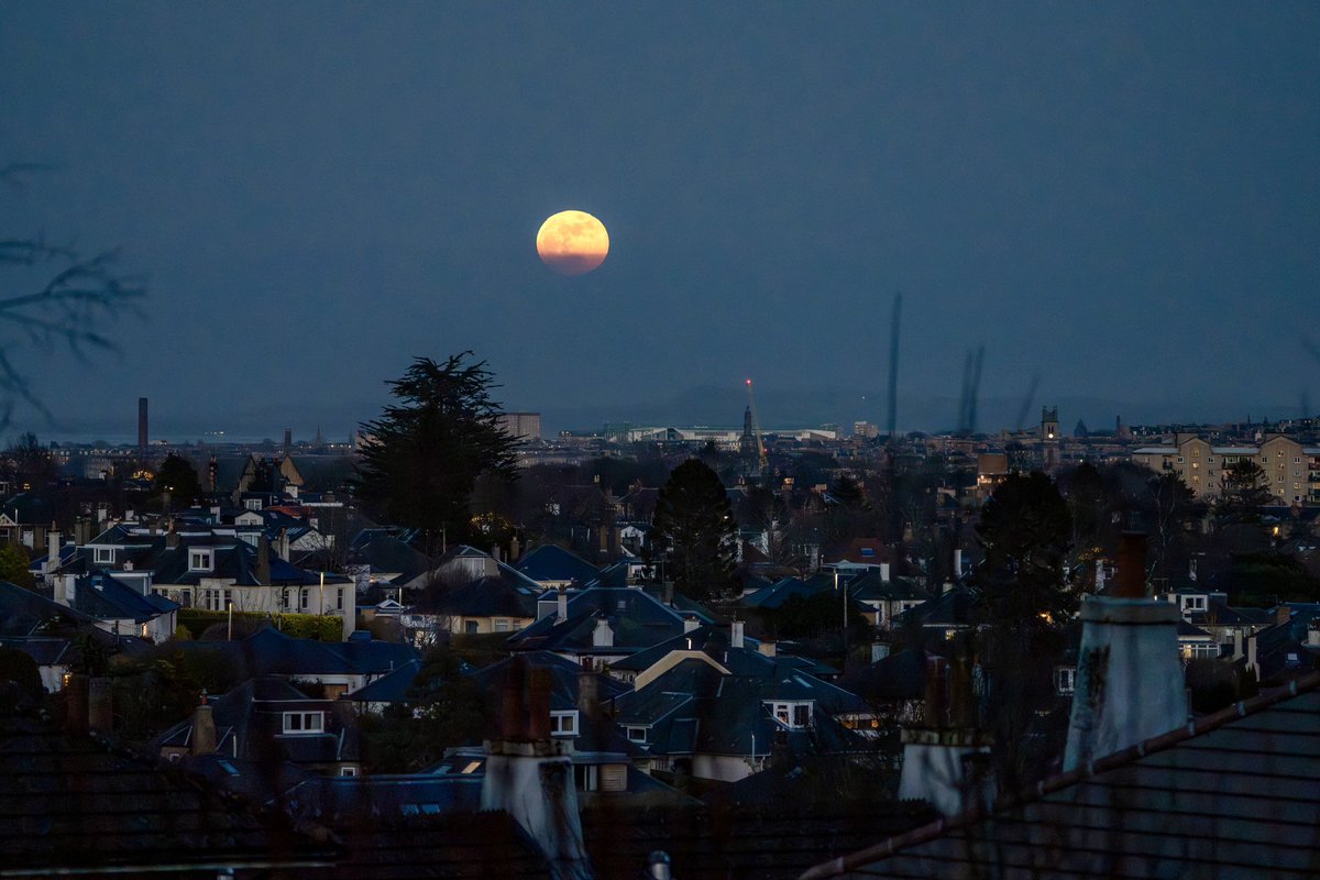 CommentaryIct's tweet photo. Moon rise over Easter Road stadium. https://t.co/QvUgmqYlDt