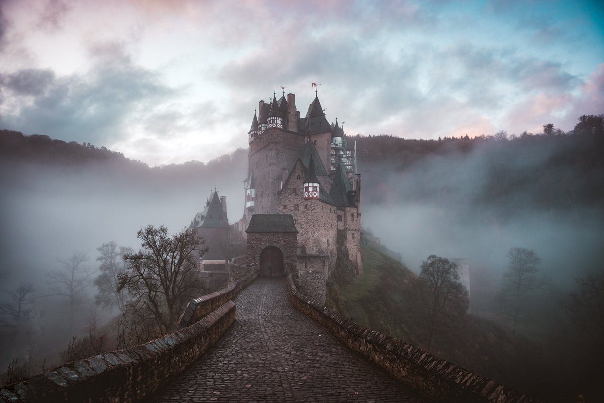 FictionCraig's tweet image. SETTING DOWN TO THINK: When searching for ideas, don’t be forgetting: entire stories come from the power of a setting. #AmWriting, #Writingtips, #Writers, #WritersBlock, #WritingCommunity, #5amWritersClub (Photo by Cederic Vandenberghe on Unsplash)
